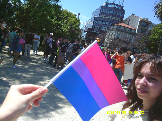 Since turning 18 I’ve wanted to join political parties and participate in certain demonstrations. I’ve met several people who are part of communities involved in politics or who are part of LGBT communities, and a large part of my friends are too. It was an important experience for me. I went with my friends, we managed to learn a lot of new things and meet other types of people who were there in protest — not just people from these communities, but those who like to be there to support against the struggle. It was a step out of a safe space for many people. I liked the message on the poster a lot, which says that “loving freely isn’t a crime“.
- Participant, Porto