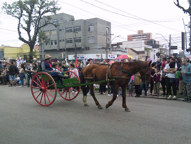 This photo was from the parade now on September 20 (Farroupilha Revolution), from our traditions. I went there on the avenue to take a look.
- Mother participant, Pelotas