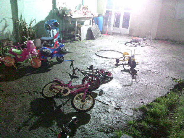 This photo shows the mess. There’s a lot of bikes there, the result of lots of playtime.
- Mother participant, Pelotas