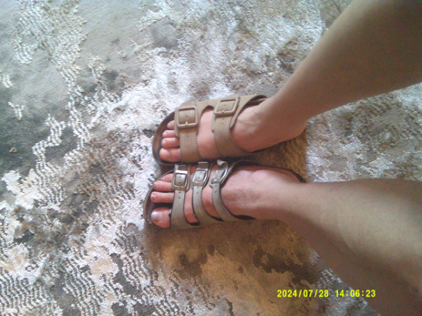 This photo shows us at home, completely relaxed, wearing matching shoes, without having planned it.
- Mother participant, Porto