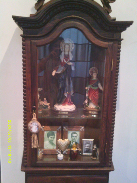 I lost my father when I was 20, so I have a great passion for my father, and I make a point to have my moment with him every day. My father has a light, lit 24 hours in my house. It’s my father in the pictures with my mother, thankfully she’s still with me. There’s also my aunt in the picture, who went to live in Argentina. We spoke three months ago, I had a great connection with her. She died there at 83.
- Mother participant, Porto